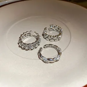 Vista dettagliata di un set di anelli regolabili argentati con cuori e strass
