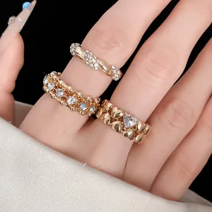 Vista dettagliata del set di tre anelli color oro con strass e motivo a cuore