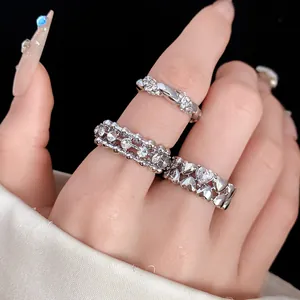 Dettaglio macro del set di tre anelli color argento con disegni a cuore e strass