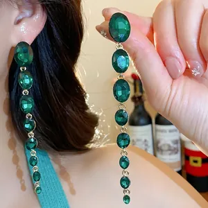 Elegante smaragdgrüne Kristall-Quastenohrringe mit langen hängenden facettierten Steinen.