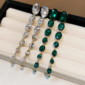Detailansicht eleganter Kristall-Quasten-Ohrringe in Smaragdgrün und Silberweiß