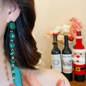Elegante lange hängende smaragdgrüne Kristall-Ohrringe für luxuriöse festliche Abendgarderobe