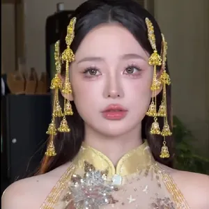Gros plan sur les pinces à cheveux à glands dorés avec fleurs en strass