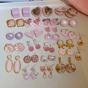 Set van diverse roze hart- en bloemknopoorbellen in een zoete en esthetische stijl