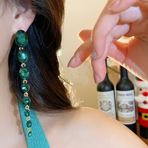 Detailansicht eleganter smaragdgrüner Kristall-Lange Quastenohrringe an einem Model