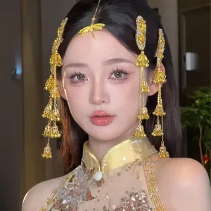 Vue détaillée d'accessoires de cheveux à pompons et cloches dorées de style ethnique