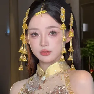 Gros plan d'un mannequin portant des pinces à cheveux ethniques à glands et cloches