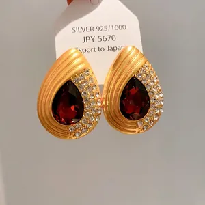 Boucles d'oreilles vintage goutte d'or avec pierre rouge et strass