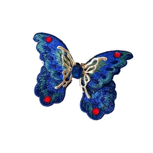Squisito anello a farfalla ricamato con cristallo blu e strass rossi brillanti