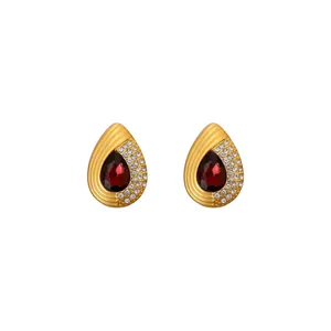 Boucles d'oreilles vintage dorées en forme de goutte avec pierre rouge et cristaux blancs.