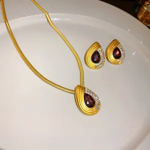 Parure de bijoux vintage goutte d'or avec pierres rouges et cristaux élégants