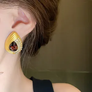 Boucles d'oreilles vintage dorées avec pierre bordeaux et strass scintillants