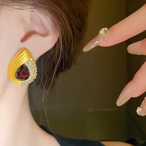 Gros plan d'une boucle d'oreille vintage en forme de goutte avec rubis