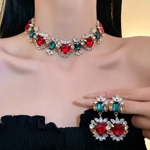 Elegante set di collana e orecchini vintage con cuore in zircone rosso per donna