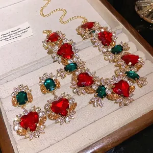 Set gioielli vintage dorati con collana e orecchini cuore rosso e pietre verdi smeraldo