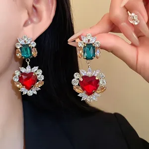 Eleganti orecchini pendenti vintage con cuore rosso e zircone verde smeraldo chic