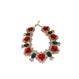 Collana vintage di lusso in zircone con cuori rossi e pietre verdi taglio smeraldo.