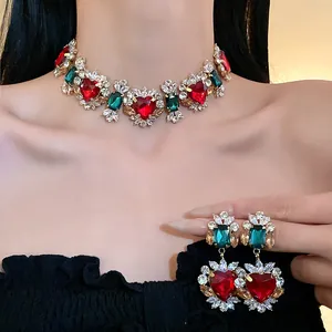 Dettaglio del set collana e orecchini a cuore in zircone vintage con pietre rosse e verdi