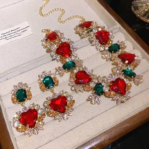 Dettaglio del set collana e orecchini con zirconi a cuore rosso e verde in scatola