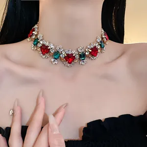 Dettagliato primo piano di una collana vintage di zirconi a cuore con gemme colorate