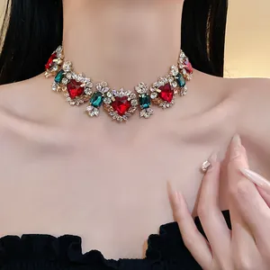 Dettaglio ravvicinato di una collana vintage di lusso con zirconi a cuore indossata sul collo