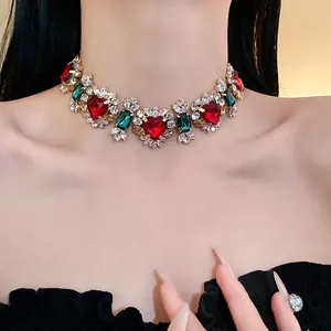Elegante collana girocollo vintage con pietre di zircone cuore rosso e verde