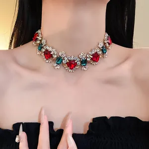 Dettaglio della collana vintage con cuore in zircone e gemme rosse e verdi