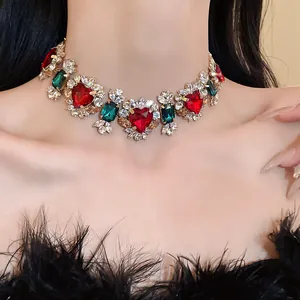 Elegante girocollo vintage con zirconi a forma di cuore e cristalli rossi e verdi