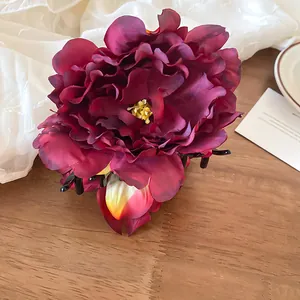 Pinza para el cabello elegante con forma de rosa roja oscura y pétalos de tela para mujer