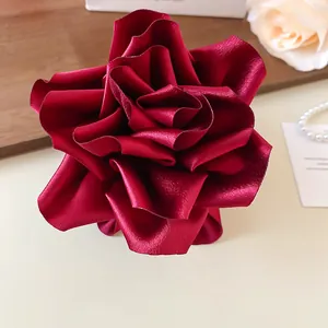Elegante pinza para el cabello de flor rosa de tela roja oscura con acabado satinado