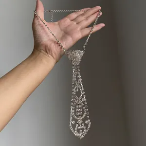 Collier cravate à glands en strass pour femmes avec design choker personnalisé