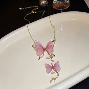 Collana elegante in oro con farfalle di tulle rosa, perle e strass molto scintillanti