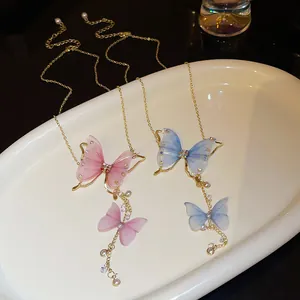 Vista dettagliata delle farfalle in tulle con strass e perle per collane eleganti