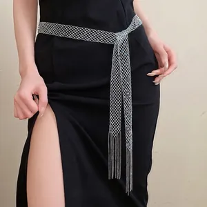 Cintura in pizzo di stile italiano con cristalli blu e lunghe frange su vestito nero