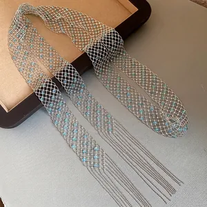 Elegante collana a rete d'argento con perline blu e lunghe frange