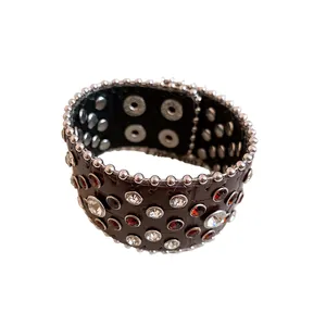 Bracciale in pelle stile punk vintage con borchie argentate e strass colorati decor