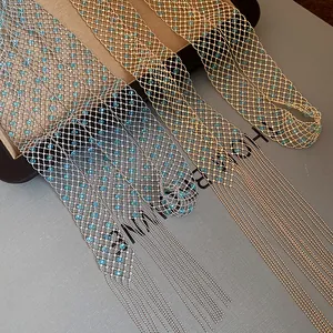Dettaglio collana in maglia artigianale con perline blu e nappe lunghe
