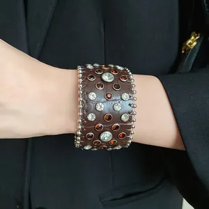 Elegante bracciale rigido in pelle marrone con strass e borchie metalliche hip-hop