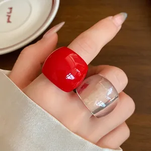 Moderni anelli in resina spessa rosso vivace e trasparente dal design geometrico minimalista