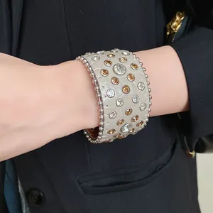 Bracciale polsino in pelle vintage con strass scintillanti e borchie sul polso
