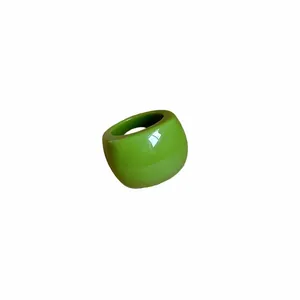 Anello ovale minimalista in resina verde grossa con finitura lucida