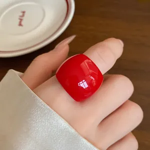 Anello in resina rossa spessa con design minimalista lucido per uno stile quotidiano.