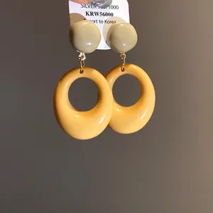 Vintage resin oval drop earrings in yellow and beige with 925 silver needle posts.