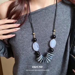 Collier ethnique rétro en cuir avec perles ovales grises et pendentifs à disques
