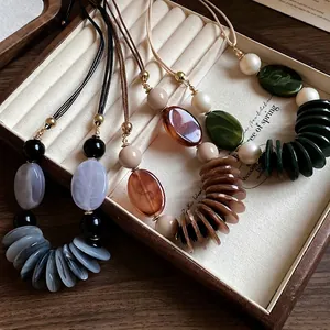 Collier ethnique en cuir fait main avec perles de coquillage ovales et en résine