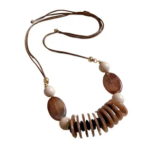 Collier ethnique vintage bohème avec perles ovales brunes et cordon en cuir réglable