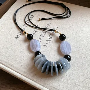 Vue détaillée d'un collier rétro de style ethnique avec perles en résine marbrée
