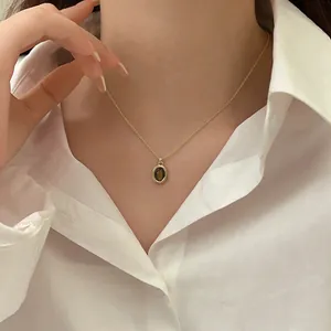 Elegante primo piano di una collana vintage con ciondolo occhio di tigre sul collo