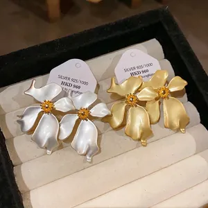 Pendientes de flores estilo vintage con pasadores de plata 925 en oro y plata.
