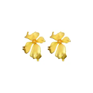 Elegantes pendientes vintage de flores en oro mate con diseño orgánico para mujer moderna